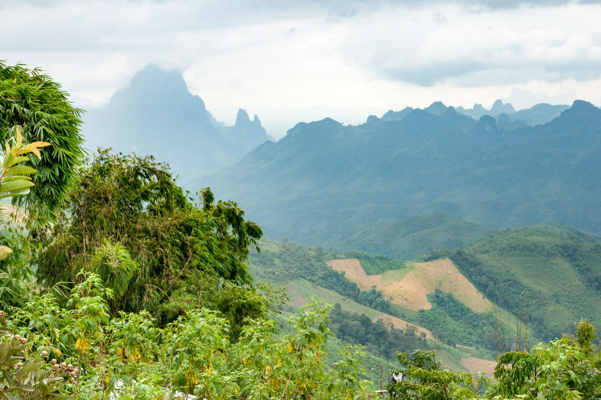 Atemberaubende Berglandschaft der Provinz Kamphèng Nakhon Viangchan